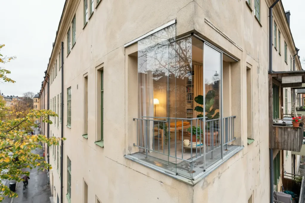 balkonginglasning som f rl nger s songen smarta val f r komfort skydd och kat bostadsv rde